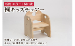 外寸は幅32cm×高さ40cm×奥行30cmで、座面までの高さは20cmです。お子様が自分で持ち運びできるほど軽く、他の木材に比べて圧倒的に軽量です。柔らかい材質なのでぶつかっても怪我しにくく、使い込