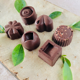 カカオ60%のオーガニックビタークーベルチョコを使って作ったミニチョコの詰め合わせセットです。 種類は、宮崎県綾町産自然栽培の栗やブルーベリー、日向夏、オレンジをオーガニック粗糖で煮込んで作ったジャム