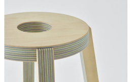 「red dot design award」を受賞したペーパーウッドのスツール。カラフルな再生紙と木材の積層による美しい木口のストライプは、塗装など後加工では得られない独特の表情と質感を持っています。