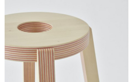 「red dot design award」を受賞したペーパーウッドのスツール。カラフルな再生紙と木材の積層による美しい木口のストライプは、塗装など後加工では得られない独特の表情と質感を持っています。