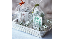 艶やかな見た目に、抹茶の香り高くスッキリとした日本茶を味わう。ほうじ茶の香ばしさが感じられ、どこか懐かしく甘すぎない、大人の味わいです。事業者：株式会社中村藤吉本店連絡先：0120-137-555関連