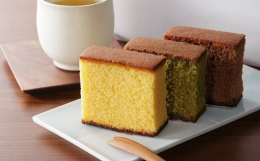長崎カステラの中でも一番人気の蜂蜜風味は、ふんわりしっとりの食感に焼き上げております。また、日本人がこよなく愛する抹茶をカステラ生地と合わせた抹茶風味、和洋折衷の香りが漂う絶妙な組み合わせのチョコレー
