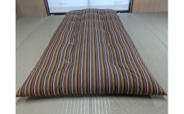 伝統の縞模様三河木綿を使用し、上質なもめん綿をふわっとたっぷり入れて仕立てた手作り敷ふとん。中綿は自社工場でブレンドした体に優しいコットン（もめん綿）使用。 敷ふとんに最適な太め繊維で腰のある高級イン