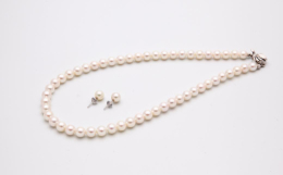 スタンダードサイズの《7.5−8mm珠》を使用した「あこや真珠ネックレス＆ピアスセット」でございます。冠婚葬祭はもちろん、幅広い用途でご使用いただけます。＜事業者メッセージ＞日本有数の真珠生産量を誇る