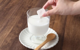 漢方薬局がお届けする手軽で美味しい養生食『漢方薬局の楽々養生シリーズ』に待望のスイーツが登場！その名も『フリーズドライ生甘酒』袋を開けると、10粒ほどのキューブ状の塊が出現。「これが甘酒！？」と驚かれ
