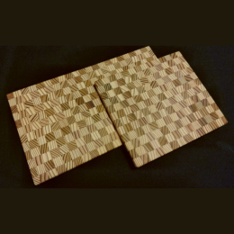 長年木造建築に携わってきた職人が手間隙をかけて１つ１つ丁寧に作りました。 杉の白太部材と赤身部材を交互に寄木技法で繋ぎ合わせ1枚の板にしています。 花瓶や小物の敷き板として、また実用的なコースターとし