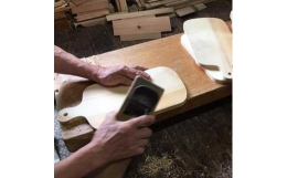 寺社や仏閣の建設や修復には欠かすことのできない宮大工の技法。繊細な作業はまさに匠の技。山神工房より「皆様の日常をより豊かで明るいものに」という思いを込めて手製「カッティングボード」をお届けします。大量