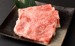 赤身と霜降りのバランスが絶妙な黒樺牛のすき焼き用ロース。すき焼きのお肉のこだわりは、うすく大きくスライスすること。うすく大きくスライスすることで、お肉の迫力や食べごたえを堪能していただけます。「黒樺牛