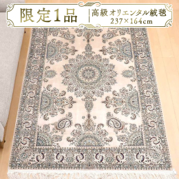 淡いココア色を基調とした、お部屋へのなじみが良い色調。文様に部分的にウールを用いていますが、９割がたシルクがベース素材となっています。 デザインにはベージュ、エンジ、茶、紺、水色等の色が使われていて、