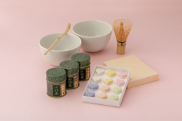 ご家庭で抹茶を気軽に楽しんでいただけるセットをご用意しました。3種の宇治抹茶の味をお楽しみください。ハートの町宇治田原町にちなんで、ハートの形の6色の和三盆糖は、京都の和菓子職人が木型に打ち込む伝統的