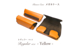 国産牛革と本物の樹のシート「テナージュ」を組み合わせた、唯一無二の構造のメガネケースの《レギュラーサイズ》折りたたみ可能で軽量コンパクトなスマートデザイン。胸ポケットに収まるほどの軽量コンパクト感、折