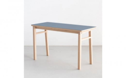 120×45ｘ70の便利な丁度良いサイズ。ワークデスク、パソコンデスク、キッズデスク、学習机など、様々な用途にご使用いただけます。ヨーロッパ産の発色の良いリノリウムを天板に採用し、フレームには北米産の