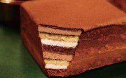 長崎の石畳をイメージした人気のスイーツ。ミルクチョコレートガナッシュ・バニラスポンジ・シャンテリークリーム・カカオスポンジの4層を倍にサンドし8段層にさらに生チョコレートで全体をコーティングしカカオパ