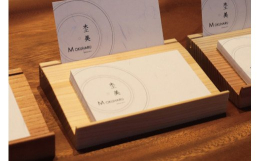 雑貨屋さんや、服屋さん、飲食店、美容院など、様々なお店のカウンターに合うシンプルでオシャレな、名刺サイズの木製ショップカードスタンドです。 名刺置きにも使えます。 無垢の杢目が名刺を引き立てます。 ■