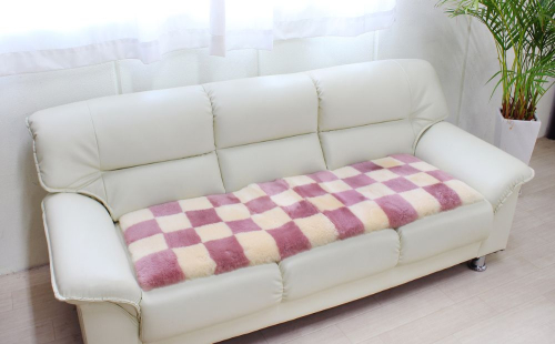 奈良 (株)マスダ製 ムートン長座布団 チェック柄 ピンク 40cm×120cm／ ムートン 羊毛皮 羊毛 スプリングラム 100％使用 座布団 ラグ インテリア オールシーズン 通年 贈り物 プレゼント 誕生日 記念日 株式会社マスダ 奈良県 宇陀市 ふるさと納税 178996 - 奈良県宇陀市