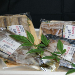 ■説明 和歌山の近海でとれた新鮮な魚を、さらに美味しく召し上がって頂く為に、地元名産の湯浅醤油を使用した自家製の秘伝タレを漬け込み、味醂干しにしました。 美味しさ満点、お店自慢の干し物セットを、是非と