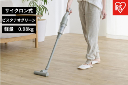 配送不可：離島 感じてほしい、この軽さ。 アイリスオーヤマ史上最軽量※0.98kg ※アイリスオーヤマ充電式スティッククリーナーにおいて。2024年8月現在。 ◆1Lペットボトルよりも軽い！ ヘッドを
