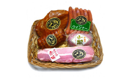 伊吹山の麓で収穫した山椒を使用し、爽やかな香りと程よい刺激を楽しめる名物・山椒ソーセージ。塩で絞り込まれた肉の味わいが楽しめる赤味ベーコン。しっとりと生食感のあるスモークチキンとボンレスハム。（加熱済