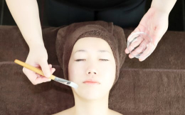 【美肌菌フェイシャルケア】・カウンセリング：20分（目安）・施術：60分（目安）美肌菌を育てる育菌スキンケアアイテムを使用したフェイシャルトリートメント。くすみ、毛穴、たるみ肌が気になる方におすすめで