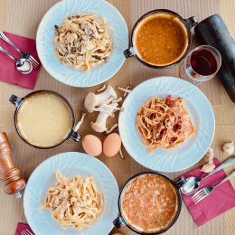 イタリア人シェフが作る手作りパスタとスープの6種セットです。 パスタは、地元綾町のブランド豚を使ったカルボナーラと綾町産の3種類のキノコをたっぷり使ったキノコのパスタ、そして、イタリア産のオーガニック
