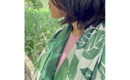 深みのあるグリーンが美しいスカーフのご紹介です！モチーフは「桃・栗・柿」だから、「桃栗三年柿八年」！楽しいメッセージを込めてデザインしました。グリーンは実はとっても使えるカラーで、グレーやネイビー、ブ