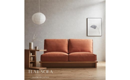 無垢材と突板を贅沢に使用した高級感のあるソファです。【FLAT（フラット）】シンプルでフラットなデザインが魅力のジャパンディスタイルソファです。デザインはもちろん使いやすさと素材、生地感にもこだわりま
