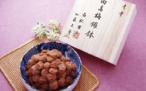 【ギフト】南紀男山焼き鑼鉢入　うす塩味梅1Kg 199498 - 和歌山県有田川町