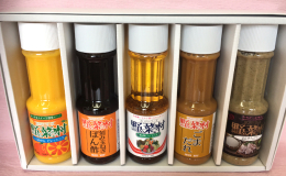 「野菜嫌いなお子様にもピッタリ！」のキャッチフレーズで浜松の皆様にはお馴染みの創業1977年のドレッシング専業メーカーが作る「野菜村ドレッシング」。弊社の人気上位を3品と、2017年8月30日発売の刻