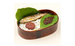 ご飯が美味しくなる冷めても美味しいごはん木曽ひのきの特性により適度にご飯の水分を吸収しべたつかず、またパサつかないように自動的に調整し美味しい状態をキープしてくれます。(スリ漆塗装してあっても膜が薄い