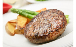 予約がとりにくい店ラ・ベットラ・ダ・オチアイ 落合シェフ監修のハンバーグ。 牛肉100%のハンバーグに細かく刻んだセロリやパセリを入れ、 ブラックペッパーの風味を効かせました。 香味野菜の甘みやほのか