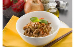 国産牛肉と国産たまねぎ、トマトを炒め、ワインを入れてじっくり煮込み、 スパイスをいれ更に煮立たせてから寝かせて熟成。 ご飯の上にかければトマトの酸味がきいた大人のイタリアン牛丼に。 お好みでチーズをの