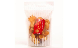 さつまいもチップスの芋は、徳島県特産品の鳴門金時を使用しています。砂地で育った鳴門金時は、食物繊維、ビタミンCが豊富で、パリパリと食べ応えがある程よい甘さと硬さです。塩、砂糖などは使っていない無添加で