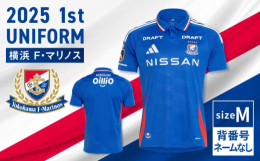 【2025シーズンユニフォームコンセプト（1stユニフォーム）】スタジアムという名の戦場で戦っているのは選手たちだけではない。そこにはトリコロールカラーのフラッグを力いっぱいに振り、共に叫び、選手を共