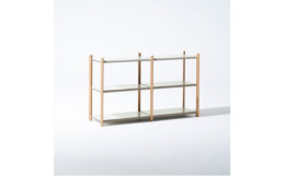 Baguette shelf(バゲットシェルフ)は直線基調で構成されたシェルフです。列方向に連結が可能なシェルフで、こちらは「3段×2列」タイプ。四方を2回斜めに折り曲げられた天板は、隅木を用いて脚と