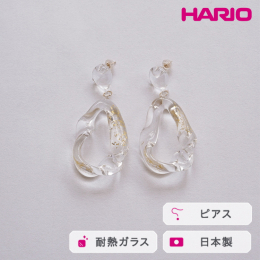 ガラスに施された金箔が優雅に瞬くオーロラのように輝きます。 大振りで柔らかな曲線はドレッシーな雰囲気を演出します。 金箔を施したガラスのアクセサリーHaku series。 金箔は、金沢にて職人がひと