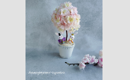 アーティフィシャルフラワー（高品質な造花）で春のトピアリーを作りました。桜、ピンクの紫陽花を使い、まるで生花のようなクオリティーです。白い花器にはキラキラ光るストーンも施し世界で一つだけのアレンジです