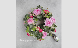 アーティフィシャルフラワー（高品質な造花）で、四つ葉のクローバーをベースにピンクの薔薇との組み合わせの人気のラウンドリースです。※薔薇のお色は真っ白ではなく「クリームベージュ」にも変更可能です。――花