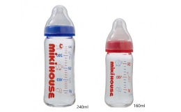 熱衝撃に強い『ほうけい酸ガラス製哺乳びん』です。耐熱ガラス製240ml・160mlミルクボトルセット。目盛りが読みやすいミキハウスデザイン。・広口乳首付・熱衝撃に強い！・約100℃の温度変化でも割れに