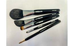 フルメイクセット5本セットで、軸色が黒となります。楽しみながら、お化粧ができ、手放せなくなります。軸色が､黒・赤からお選びいただけますので、ご注意ください。※こちらは、黒の軸色になります。赤をご所望の