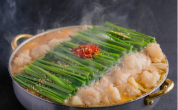 「おおやま」博多もつ鍋は、博多の本場で愛され続ける味を、ご家庭でも手軽に楽しめる逸品です。年間100万食ものご愛顧をいただいている実績が、その味と品質の高さを物語っています。この商品は、まず厳選された