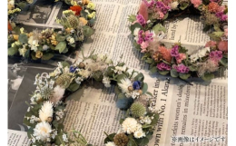 ・ひとつひとつ心を込めた手作りリース・季節を彩るドライフラワーを使用・玄関やリビングを華やかに演出・暮らしに彩りを添えて季節の移ろいを感じさせる、ドライフラワーリース。一点一点、心を込めて手作りしてい