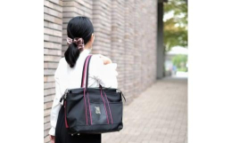 働く女性の使いやすさを追求した トートバッグをお作りしました。キッチリ感がありながらカチカチではなく、それでいてキレイ目のお仕事服にも合うデザインに仕上げました。A4サイズの書類はラクラク入ります。表