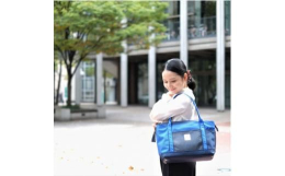 働く女性の使いやすさを追求した トートバッグをお作りしました。キッチリ感がありながらカチカチではなく、それでいてキレイ目のお仕事服にも合うデザインに仕上げました。A4サイズの書類はラクラク入ります。表