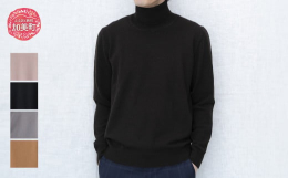 カシミヤを日常的な服に毎日の暮らしのなかで、気負わず、もっと自由に着てもらえるニットを。ご自宅でお手入れしていただきながら、永い時間を一緒に過ごしてほしい。何年も、何十年も。職人の手技から生まれる、驚