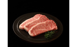 神戸牛ステーキの豪華なセットをご紹介します。厳選されたA5ランクの神戸牛を使用し、繊細な霜降りととろけるような食感が魅力です。一口食べれば、口の中で広がる旨味と上品な甘さが忘れられません。王道部位であ