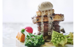 メニューはすべて一例です。時期により食材や料理は変わる場合があります。詳細は事前に店舗へご確認ください。◆アミューズ・ブーシュ◆前菜軽く燻製をかけたふくいサーモンのムースリーヌ ホウレン草風味のタブレ