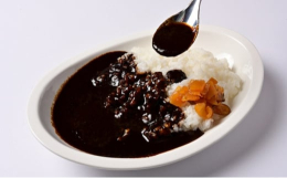 日本最大級のラーメンの祭典「東京ラーメンショー」で、5度に渡り売上数第1位に輝く「麺家いろは」。「富山ブラック」の名を全国に広めた麺家いろはがお贈りする渾身の大人のスパイスカレーです。豚骨・鶏ガラスー