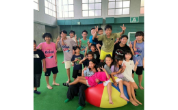 ●子どもの居場所『3ピース58』放課後、孤立してしまう子ども達が「ただいま」「お帰りなさい」と家に帰って来たような居場所つくりを心掛けています。スタッフと一緒に宿題をし、おやつを食べ、友だちと遊ぶこと