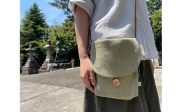 食べ物の残りから染められてできたのこり染。ナチュラルな色合いが特徴の麻で作られたご朱印帳ポーチです。【カラー】パセリ【サイズ】縦：約21cm横：約18cmマチ：約4cm肩ひもの長さ：約120cm【のこ