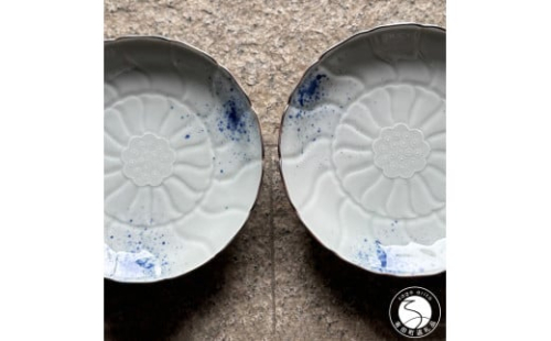 有田焼 吹き墨縁錆睡蓮彫 和皿 2枚セット【有田焼 花伝作】食器 器 うつわ 皿 和皿 小皿 取皿 2枚 セット 吹き墨 渕錆 ホワイト ブルー 電子レンジ対応 A20-628 2141137 - 佐賀県有田町